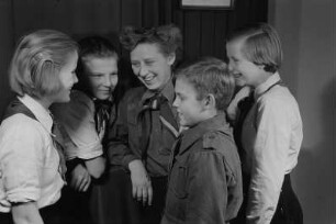 Aufnahme von Schülerinnen und Schülern einer Schule in Berlin-Köpenick in die Pionierorganisation / Verleihung der Thälmann-Pionier Halstücher