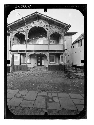 Sassnitz, Karlstraße 5. Wohnhaus. Seitenfront mit Hauseingang und Balkon