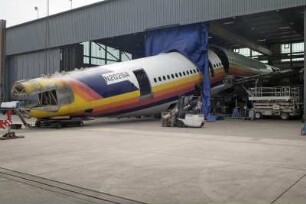 Air Maintenance Services; AMS; Firma; Betrieb; Inspektion; Wartung; spezialisiert auf Flugzeug-Recycling; Airbus; A 300; A300; Airbase Ahlhorn; Ahlhorn; Entsorgung. Ahlhorn, 2006, hier: Zersägen / Durchtrennen des Rumpfes