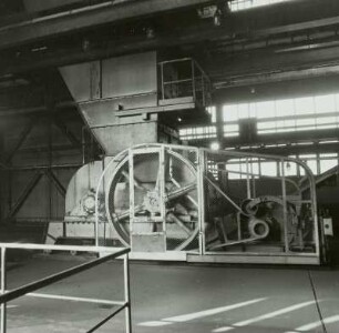 VE Braunkohlenkombinat Senftenberg, Brikettfabrik Sonne (I 1952-1954, II 1961-1962). Abschnitt Bunker / Rohkohleaufbereitung, Vorbrecherstation, Innenansicht : Freienhufen. VE Braunkohlenkombinat Senftenberg, Brikettfabrik Sonne (I 1952-1954, II 1961-1962). Abschnitt Bunker / Rohkohleaufbereitung, Vorbrecherstation, Innenansicht