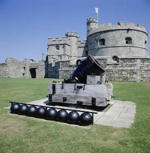 Cornwall. Pendennis Castle. Innerer Festungsbereich, im Vordergrund Mörser
