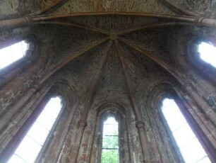 Totenkirche-Chor Innen (Gotisch neu erbaut) - Apside mit Hochfenstern sowie Kreuzrippengewölbe auf Diensten in Übersicht