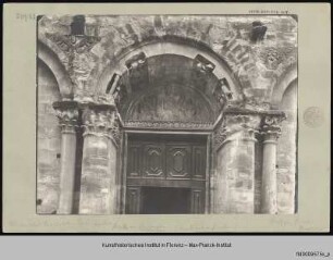 Hauptportal mit Reliefs in der Lünette und Bogenlaibung