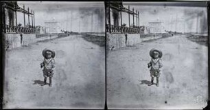 La Baule. Boulevard des Dunes. Kind der Familie Bureau vor dem Grand Hotel de La Baule