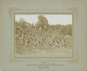 5. Kompanie (ca. 130 Soldaten) des Regiments auf dem Truppenübungsplatz Münsingen, zwei Offiziere zu Pferd, die Mannschaften teils stehend, meist im Gelände liegend
