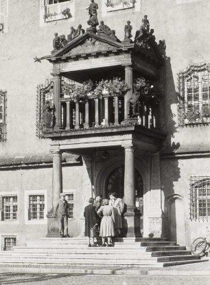 Wittenberg, Rathaus : Wittenberg. Rathaus (1523/1535, 1570/1573, 1739 Dachreiter, 1768, 1868 und 1926/1928 restauriert). Portal mit Altan (1573)