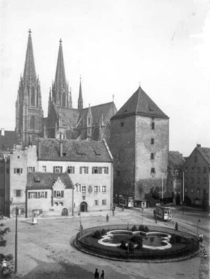 Regensburg. Moltkeplatz mit Brunnen. Ansicht von Südosten mit Herzogshof (12./13. Jh. begonnen) und Römerturm (13. Jh.) gegen Dom St. Peter