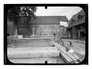 Rühn. Ehem. Zisterzienser-Nonnenkloster. Klosterkirche (M. 13. Jh.). mit Ostflügel von Süden