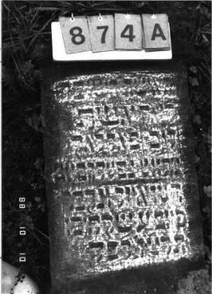 Grabstein 874 (Index: 100099307) Maße HxBxT: 132x45x10 cm: Grabstein 874A (Nachholaufnahme)
