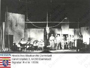 Darmstadt, Landestheater / Szenenfoto aus der Uraufführung von 'Mann ist Mann' von Bertolt Brecht (1898-1956), Regie: Jacob Geis (1890-1972) / Bühne/Kostüm: Caspar Neher (1897-1962)
