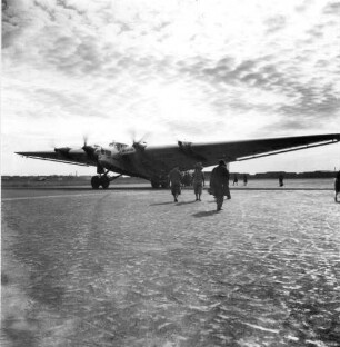 Berlin. Flugplatz. Flugzeug der Luft Hansa. Ansicht von vorn mit Passagieren