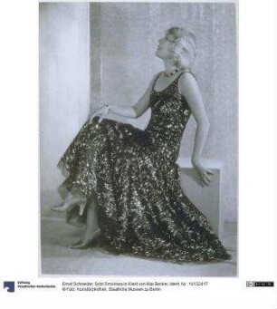 Sybil Smolowa in Kleid von Max Becker