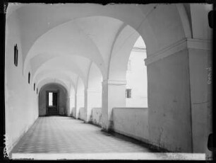Deutsch-Gabel: Kreuzgang im Kloster
