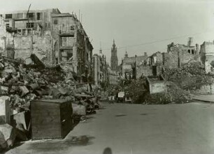 Dresden-Altstadt, Altmarkt als Trümmerlandschaft. Blick zur Schloßstraße