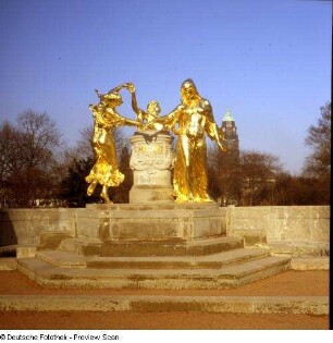 Mozartdenkmal mit Wasserbecken, Dresden : Mozartdenkmal mit Wasserbecken (Mozartbrunnen). Bronze, Muschelkalkstein (Rekonstr. 1991; E. Wolf, O. Penseler nach Orig. 1907; H. Hosaeus/Nachguß Kunstgießerei Lauchhammer). Dresden, Bürgerwiese