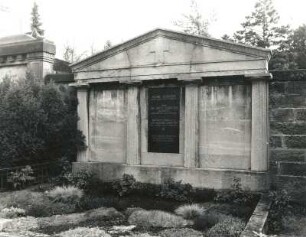Wandgrabmal der Familie Schreiter : Wandgrabmal der Familie Schreiter. Sandstein, Dioritplatte (ab 1917). Dresden-Neustadt, Albertstadt, Nordfriedhof (Garnisonsfriedhof)