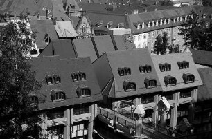 Freiburg i. Br.: Schlossberggarage: Dächer und Fassade vom Schlossberg aus