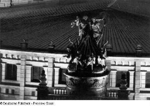Pantherquadriga : Opernhaus. Pantherquadriga von Johannes Schilling