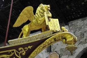 Geflügelter Markuslöwe in Venedig : Der geflügelte Markuslöwe ist das Wahrzeichen der Stadt, hier als Verzierung auf einem Dogenschiff, ausgestellt im Marine-Museum. Aufgenommen in Venedig am 15. Mai 2009