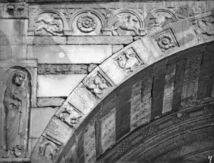 Hauptportal mit zweigeschossiger Vorhalle — Evangelist Johannes