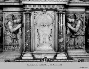 Hochaltar mit seitlichen Schranken : Altarretabel (Vorderseite) : Sakramentsrelief flankiert von adorierenden Engeln