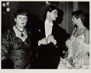 Zwei Frauen und ein Mann in Abendgarderobe auf einem Ball, Leipzig