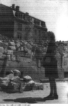 Dresden. Junges Mädchen auf den Straßen der zerstörten Stadt, 1947