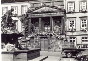 Rathaustreppe mit Donopbrunnen. Detmold, Marktplatz