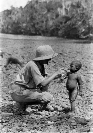 Enjo von Eickstedt mit Onge Kleinkind (Deutsche Indien-Expedition 1926/1929 - 4. Andamanen)