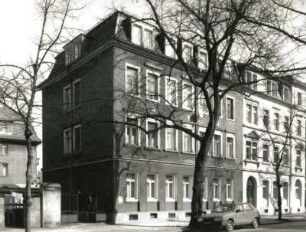 Dresden-Pieschen, Maxim-Gorki-Straße 54/52/Ecke Hans-Sachs-Straße. Doppelwohnhaus mit Ladeneinbau (um 1900). Straßenansicht (Nr. 54)