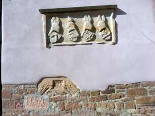 Stadtbild-Kirchhof der Stadtkirche im Südsüdwesten-Spolie einer Wappenkartusche - wohl von Vorgängergebäude des 14-16 Jh
