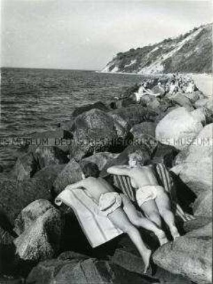 Sonnenbadende Urlauber auf den Klippen der Ostseeinsel Hiddensee