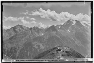 Stubaier Alpen. Starkenburger Hütte (2229 Meter) mit Elfer, Zwölfer und Habicht