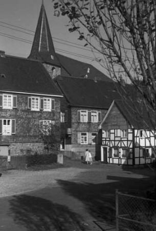 Dabringhausen; Fachwerkhäuser und Kirchturm