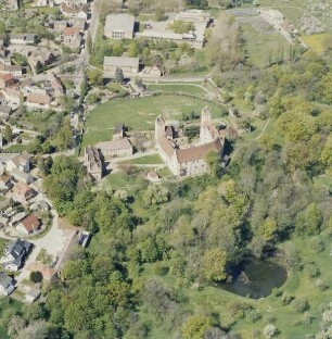 Strehla. Stadtteilansicht mit Schloß (erste Erwähnung 1002). Luftbild-Schrägaufnahme von Ostsüdosten