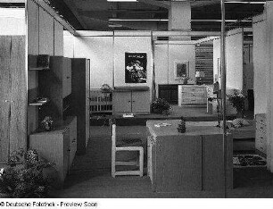 Raumaufnahme mit Ausstellungskojen des VEB Möbelkombinat Dresden-Hellerau