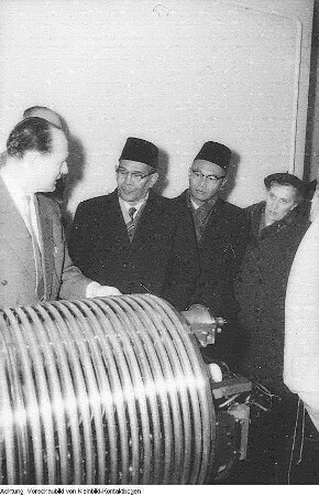 Ausländische Besucher: Indonesische Besucher zu Gast im Institut von Manfred von Ardenne, aufgenommen zwischen September 1957 - April 1958