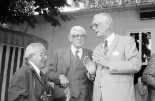 32. Tagung 1982 Physiker; Bayrisches Frühstück: S. Newman mit Kamera, Adolf Butenandt, Graf Lennart Bernadotte