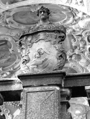 Engel mit Kartusche. Kartusche mit Madonnenrelief: Maria Jianská
