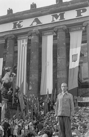 Gedenkkundgebung für die Opfer des Faschismus vor dem Alten Museum im Lustgarten in Berlin, anlässlich des sogenannten 3. OdF-Tages (Opfer des Faschismus-Tag) A B C