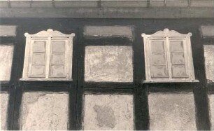 Fassadendetail in Radibor : Bauwesen - Exterieur. Ort: Radwor / Radibor. Die Fenster eines Fachwerkhauses.