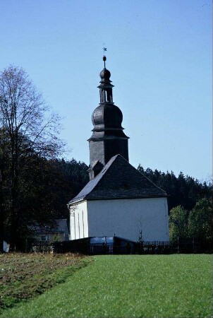 Ostansicht der Kirche: der barocke Turm steht über dem Westtei