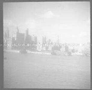 Abfahrt von New York zur Afrika-Rundreise, Hafen und Skyline von New York