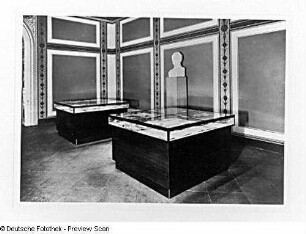 Dresden-Neustadt. Buchmuseum (seit 1935) im Japanischen Palais (1836, Ausmalung G. Semper). Ausstellungssaal mit Vitrinen der Firma Ernst Rockhausen Söhne, Waldheim/Sachsen