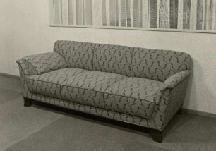 Sofa : Sofa (1956; Sächsische Sitzmöbelwerkstätten Waldheim) in Ausstellungskoje