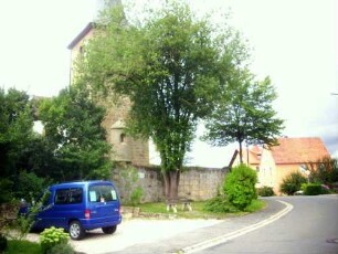 Ansicht von Ostsüdosten mit Kirche (im Kern Romanisch-Barock erneuert) über Kirchhofmauer (Kirchhof im 18 Jh aufgelassen)-Wehrgang mit Steinbrüstung abgetragen