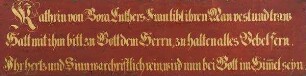 Teil einer Wandvertäfelung mit dem Schrifttext zu Katharina Bora (M.067, Reformatorenzimmer) aus der Wandekoration des Reformatorenzimmers der Veste Coburg