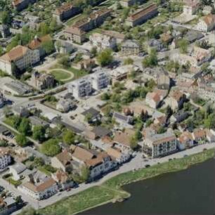 Dresden-Laubegast. Altlaubegast. Bebauung zwischen Troppauer/ Linzer Straße und Laubegaster Ufer mit "Volkshaus". Luftbild-Schrägaufnahme über die Elbe von Osten