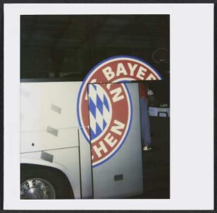 Bus des FC Bayern München am Regent Hotel in Berlin