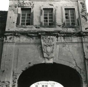 Bad Lausick-Steinbach. Schloss Steinbach mit Wirtschaftshof. 1691 (Schloss), 1715 und 1809 (Wirtschaftshof). Straßenfront (Teilansicht) des Torturmes